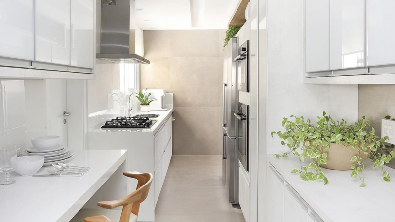 Dicas para decorar cozinha corredor pequena e otimizar espaço: