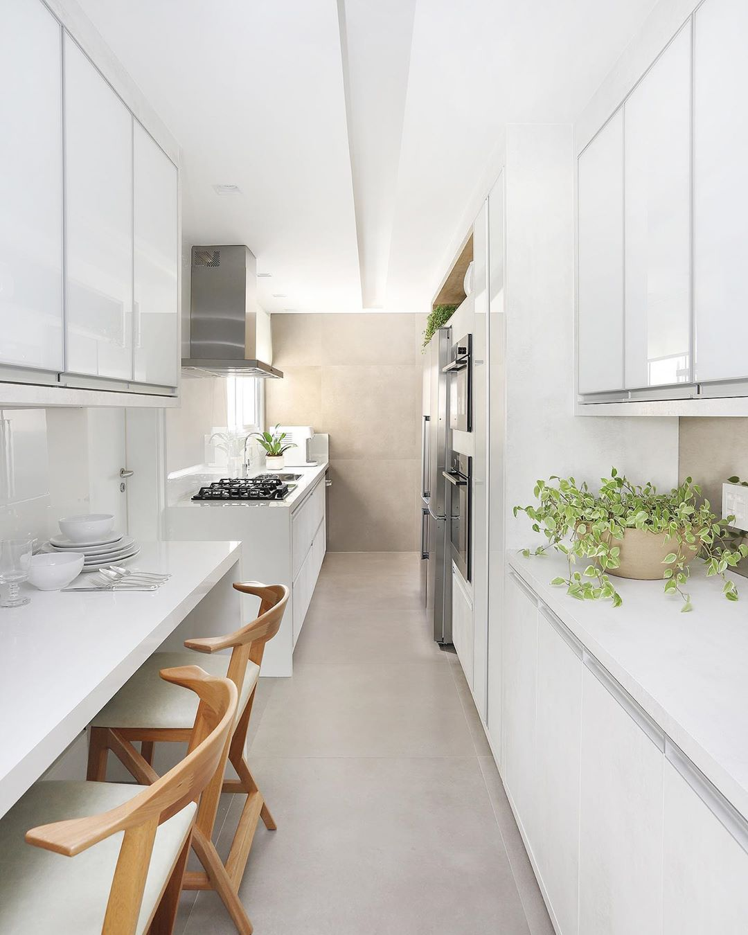 Dicas para decorar cozinha corredor pequena e otimizar espaço: